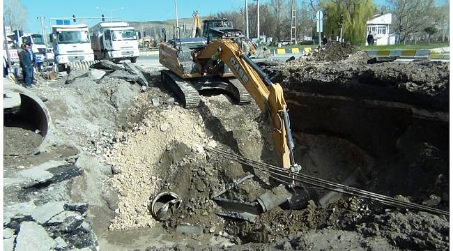 VASKİ ekipleri 8 metre derinlikte arıza gideriyor