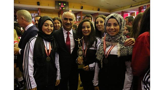 Voleybol turnuvasına katılan öğrenciler Çanakkale'ye gönderilecek