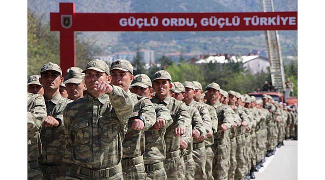 Yemin törenine "Şehitler ölmez, vatan bölünmez" sloganıyla geldiler