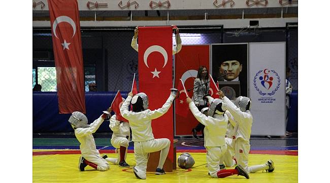 19 Mayıs Atatürk'ü Anma, Gençlik ve Spor Bayramı Manisa'da salonda kutlandı