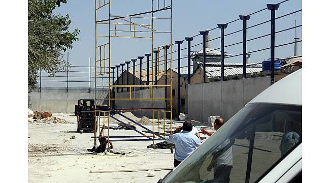 Adana'da plastik fabrikasında çatı yaparken akıma kapılan 2 işçi öldü, 1 işçi yaralandı