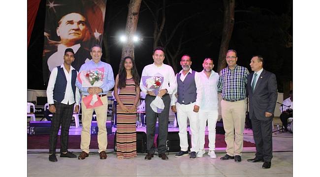 Amfi tiyatro'da romanlardan renkli gece