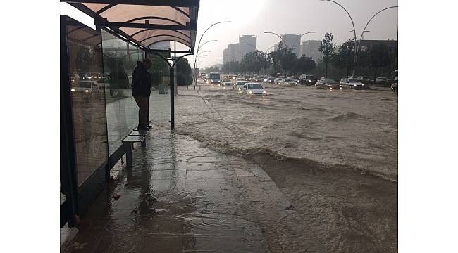 Ankara&#39;da sağanak yağış hayatı olumsuz etkiledi