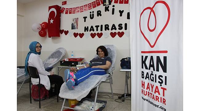 Annelerden Kızılay'a kan desteği