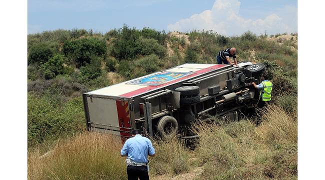 Antalya'da kamyon devrildi, burunları bile kanamadı
