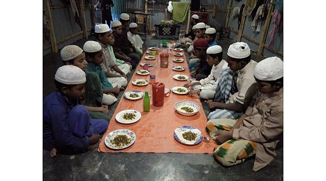 Bangladeş'teki Rohingyalı Müslümanlar yarı aç oruç tutuyor