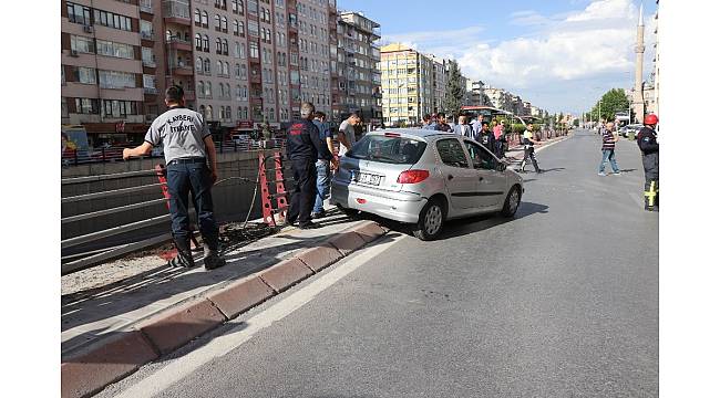 Bariyerlere asılı kalan otomobili itfaiye ekipleri kurtardı
