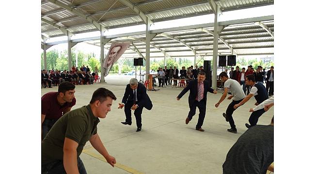 Başkan Çalışkan'dan 'Kar mı da yağdı Kütahya'nın dağına' oyunu
