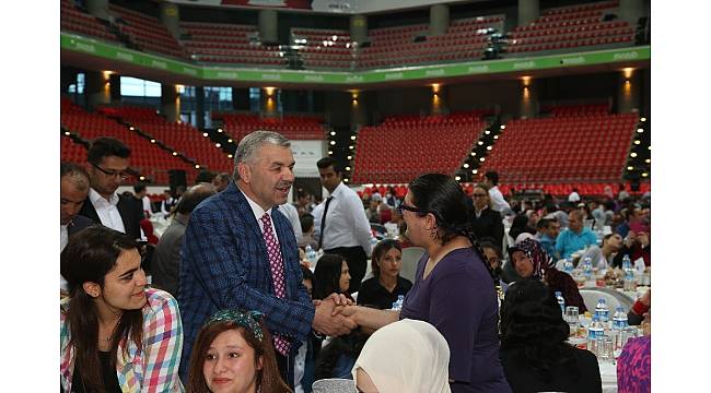 Başkan Çelik; yaşlılarla, Sevgi Evleri'ndeki çocuklarla ve engellilerle iftar yaptı
