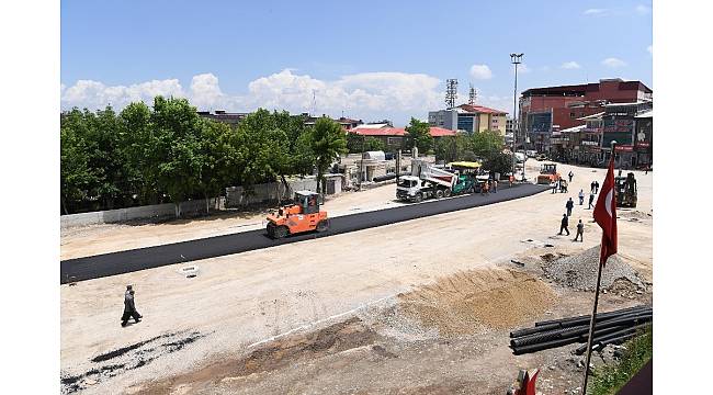Belediye meydanında birinci kat asfalt kaplama çalışmaları başladı