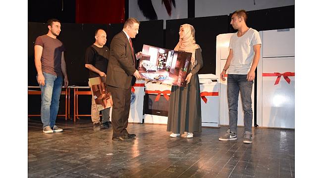 Bilgi yarışmasında dereceye giren öğrencilere ilginç ödüller