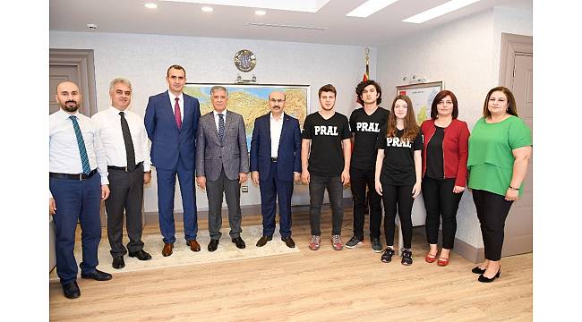 Bilgi yarışmasında Türkiye birincisi olan öğrenciler, Vali Demirtaş'ı ziyaret etti