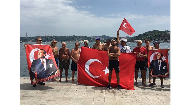 Boğazın serin sularına atlayıp, Türk Bayrağı açtılar