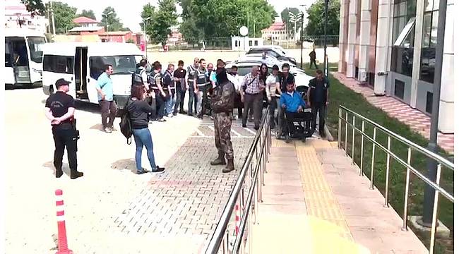 Bursa'da 300 polisle yapılan şafak baskınında gözaltına alınan 22 kişinin 12'si adliyeye sevk edildi