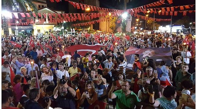 Çeşme'de meşaleli 19 Mayıs yürüyüşü