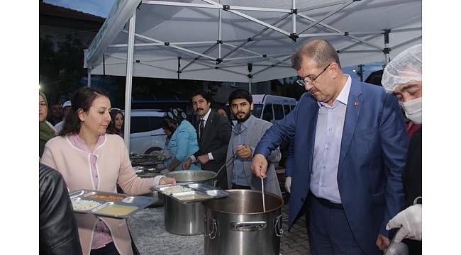 Çivril'de iftar sofları kurulmaya devam ediyor