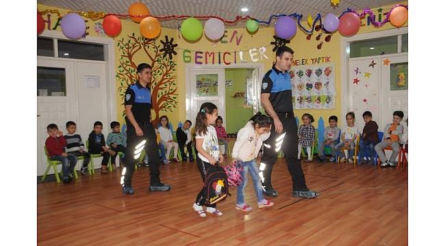 Cizre'de öğrencilere çocuk polis kimliği verildi
