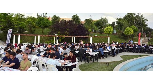 ÇOMÜ ve Hüseyin Akif Terzioğlu Şevkat Yuvası Vakfı ile her akşam öğrencilere iftar ikramı