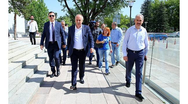 Cumhurbaşkanı adayı Muharrem İnce'den rakiplerine bağış