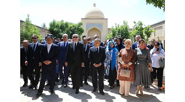 Cumhurbaşkanı Erdoğan, Nakşibendi Hazretleri'nin türbesini ziyaret etti