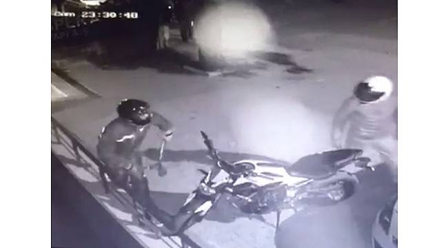 Demir kesme makasıyla zinciri kesip motosikleti çaldılar