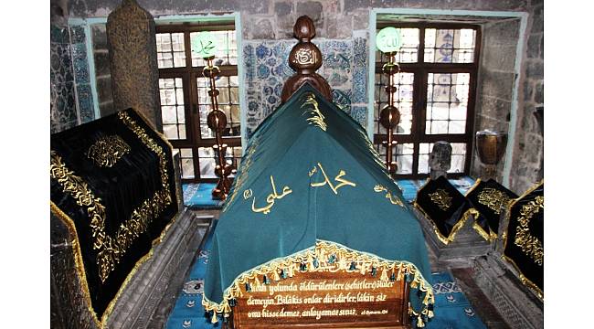 Diyarbakırlı kadınlar sahabe mezarının örtülerini elleriyle yaptı
