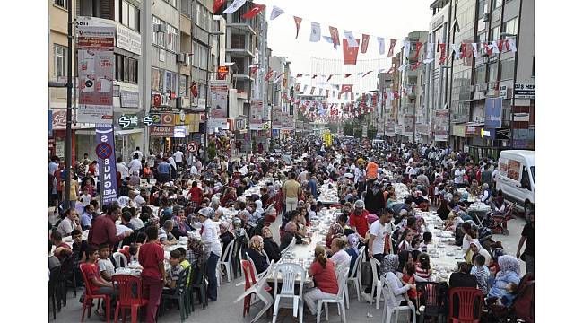 Dörtyol'da 10 bin kişilik iftar sofrası kuruldu
