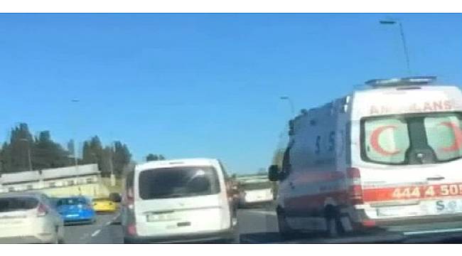 E-5 Karayolu'nda trafik magandası ambulansa böyle makas attı
