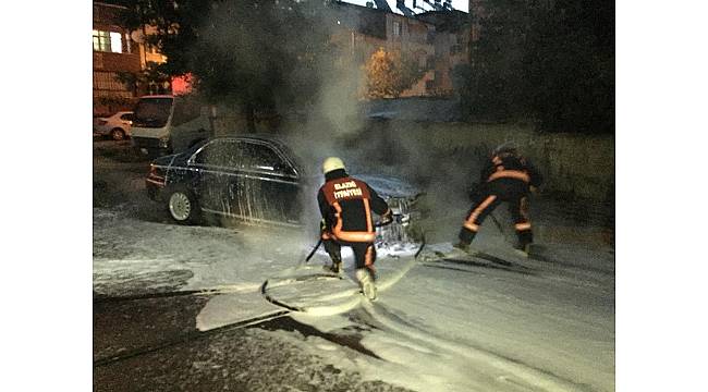 Elazığ'da park halindeki otomobil yandı