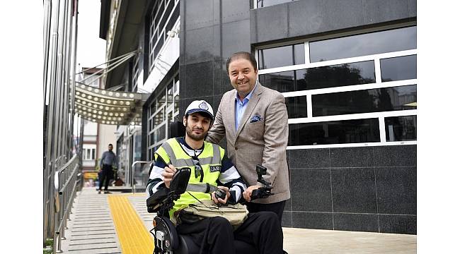 Engelli zabıta memurundan kaldırıma park eden araç sahiplerine kırmızı kart