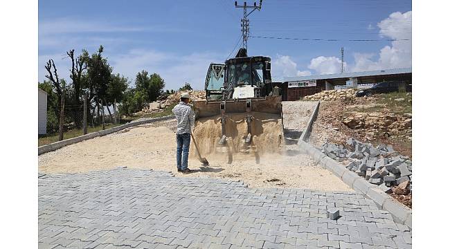 Erdemli Çamlı Mahallesi&#39;nin yolları parke taşı ile döşeniyor