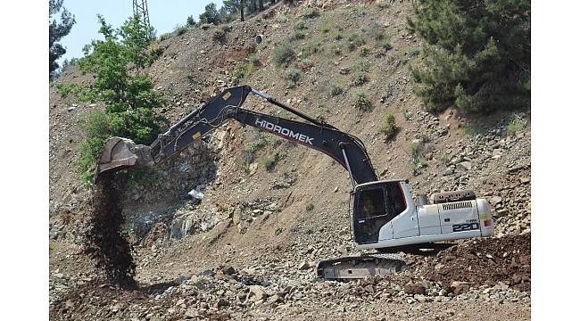 Erdemli'de yol çalışmaları devam ediyor
