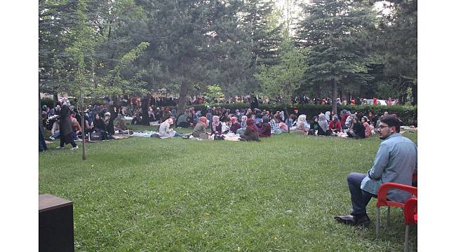 ERÜ İlahiyat'ta piknik tadında iftar