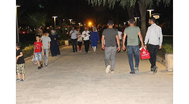 Gündüz sıcaktan dışarı çıkamayanlar akşam serinliğinde ise tarihi mekanlara akın ediyor