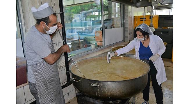 İftar çadırlarında dağıtılan yemekler denetleniyor