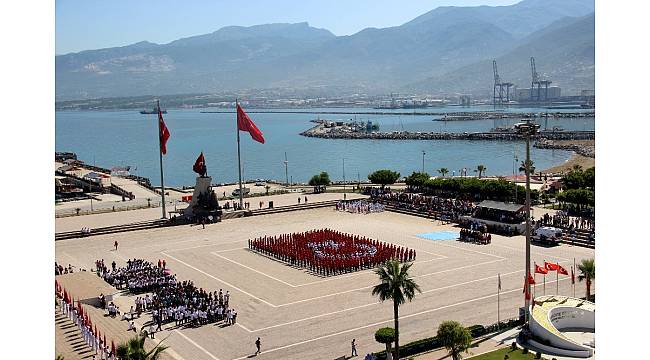 İskenderun'da 19 Mayıs etkinliklerinde 600 öğrenciden Türk bayrağı koreografisi
