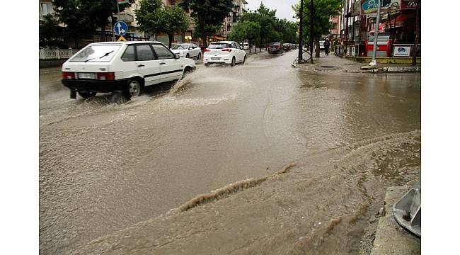 Isparta'da sağanak yağış hayatı durma noktasına getirdi