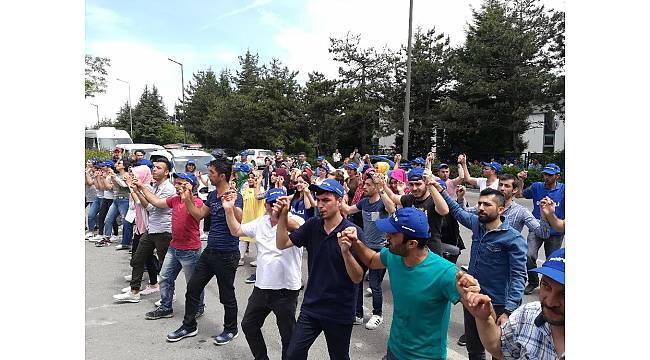 İşten çıkarılan 95 işçi fabrika önünde eylem yaptı
