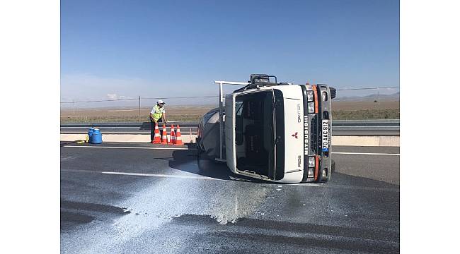 Karaman'da devrilen kamyonetteki süt yola döküldü