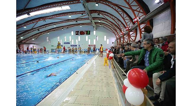 Karşıyaka'nın yüzme havuzu çok sevildi