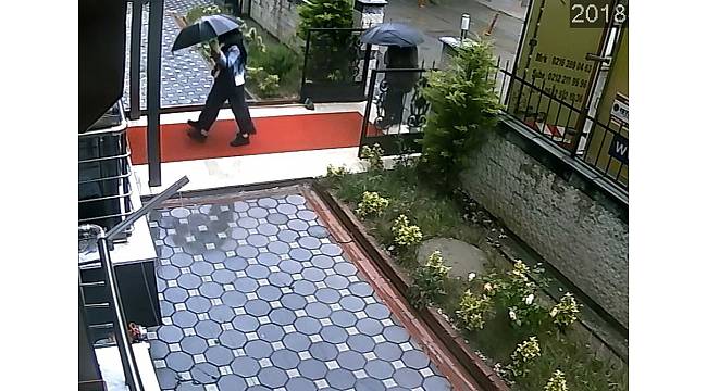 Kartal'da iki daireyi soyan şemsiyeli hırsızlar kamerada