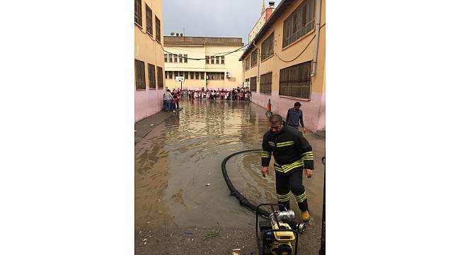 Kızıltepe'de aşırı yağıştan kerpiç ev çöktü, okulda mahsur kalan öğrencileri itfaiye ekipleri kurtardı