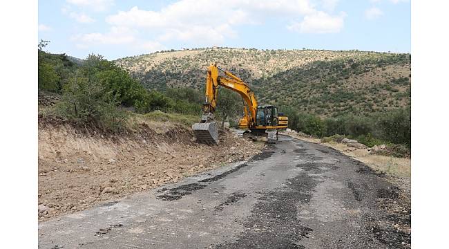 Manisa&#39;da yol genişletme ve asfaltlama çalışması