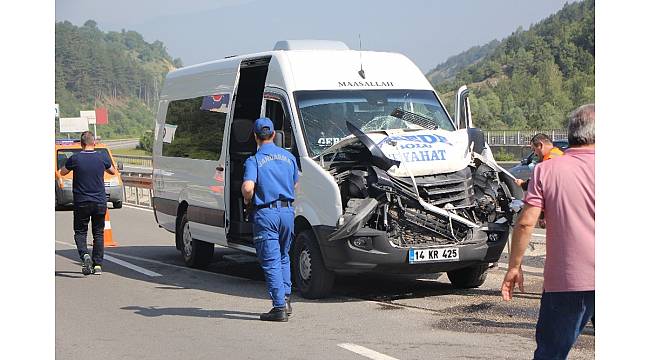 Memurları taşıyan minibüs, iş makinesine çarptı: 10 yaralı