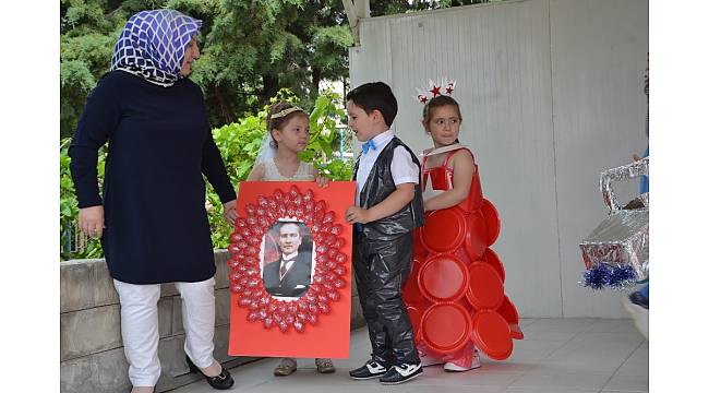 Minik öğrencilerden geri dönüşüm defilesi