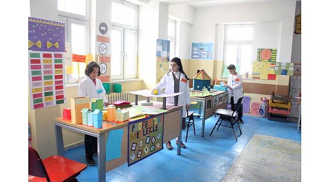 Öğrenciler, sanat yoluyla İngilizce öğreniyor