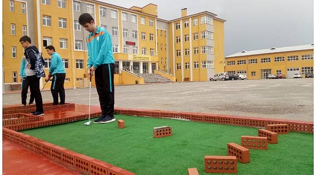 Öğrencilerin dikkat becerisi için mini golf sahası