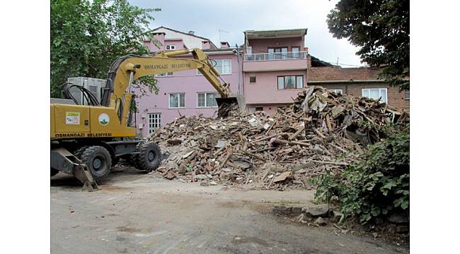 Osmangazi'de 6 metruk bina yıkıldı