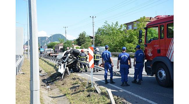 Otomobil bariyerlere saplandı: 1 yaralı