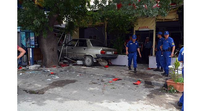 Otomobil kahvehaneye girdi: 2 ölü
